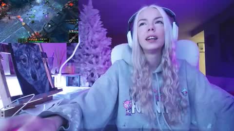 stage Kylie Sinner  brand CLITBAIT online show from 24, 11, 2025