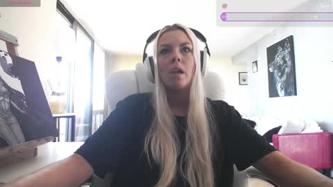 Snapshot of tinykylie chatting on 4, 6, 2026 stage Kylie Sinner brand CLITBAIT online show from 4, 6, 2026