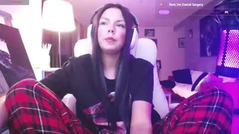Snapshot of tinykylie chatting on 10, 6, 2026 stage Kylie Sinner brand CLITBAIT online show from 10, 6, 2026