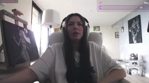 Snapshot of tinykylie chatting on 20, 6, 2026 stage Kylie Sinner brand CLITBAIT online show from 20, 6, 2026
