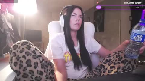 Snapshot of tinykylie chatting on 22, 6, 2026 stage Kylie Sinner brand CLITBAIT online show from 22, 6, 2026