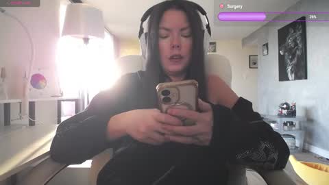 Snapshot of tinykylie chatting on 9, 7, 2026 stage Kylie Sinner brand CLITBAIT online show from 9, 7, 2026