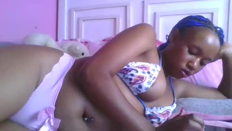 Snapshot of tits2002 chatting on 2, 5, 2026 tits2002 online show from 2, 5, 2026