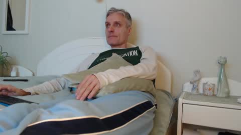 Daniel Bisexual uncut 20cm online show from 25, 1, 2025