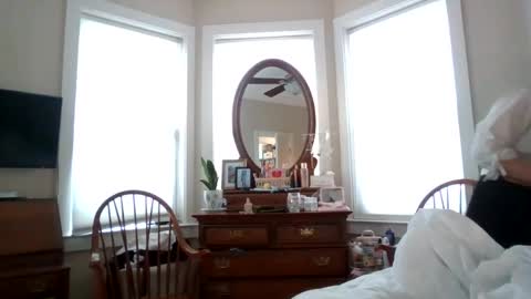 TradWifey online show from 9, 5, 2026
