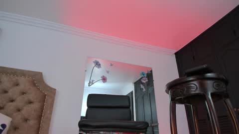 Juliana Giiraldo  online show from 17, 10, 2025