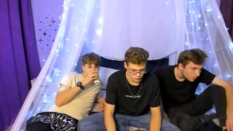 Snapshot of travis_wolf_ chatting on 18, 10, 2025 Travis online show from 18, 10, 2025