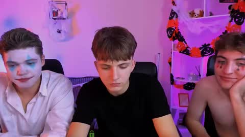 Snapshot of travis_wolf_ chatting on 31, 10, 2025 Travis online show from 31, 10, 2025