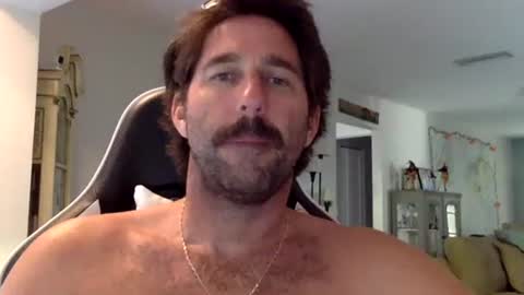 Snapshot of traviskenn chatting on 18, 10, 2025 TravisKenn online show from 18, 10, 2025