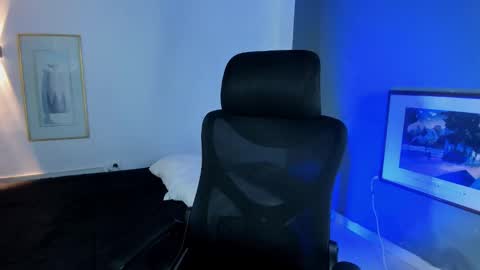 TRAV - INDEPENDENT MODEL online show from 26, 11, 2025