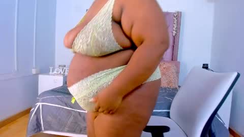 Snapshot of treisyvixen chatting on 11, 5, 2026 Treisy Vixen big ass online show from 11, 5, 2026