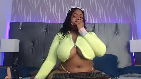 Snapshot of trixiemar chatting on 3, 2, 2025 TrixieMar online show from 3, 2, 2025