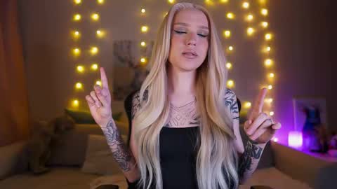 Snapshot of twiinkie_pie chatting on 17, 2, 2025 Maria 3 online show from 17, 2, 2025