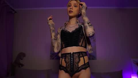 Snapshot of twiinkie_pie chatting on 27, 9, 2025 Maria 3 online show from 27, 9, 2025