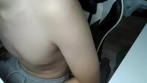 Snapshot of twinkytwink16 chatting on 25, 11, 2025 omo online show from 25, 11, 2025