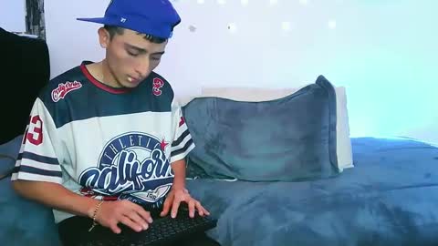 Snapshot of twoguysohot chatting on 18, 9, 2025 twoguysshohot online show from 18, 9, 2025