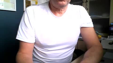 Snapshot of ukshowall chatting on 4, 10, 2025 mark online show from 4, 10, 2025