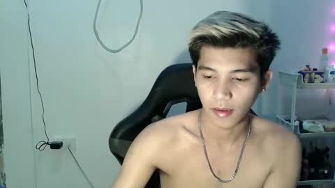 Snapshot of urcutefucking_asianboy chatting on 28, 10, 2025 ASIANBBYBOY online show from 28, 10, 2025