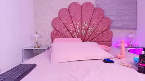 Snapshot of vaiolet_colls chatting on 19, 6, 2026 Vaiolet colls online show from 19, 6, 2026