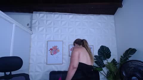 Snapshot of valentina_mature chatting on 17, 9, 2025 Valentina online show from 17, 9, 2025