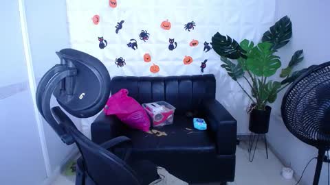 Snapshot of valentina_mature chatting on 6, 10, 2025 Valentina online show from 6, 10, 2025