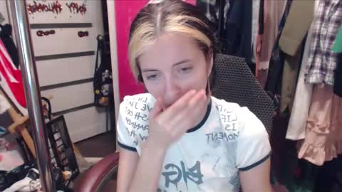 Snapshot of valeriaxkiss chatting on 4, 2, 2025 ValeriaXKiss online show from 4, 2, 2025