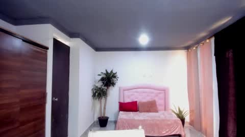 Snapshot of valerie_fox19 chatting on 4, 10, 2025 Valerie fox online show from 4, 10, 2025