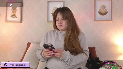 Vee Simons online show from 15, 12, 2025