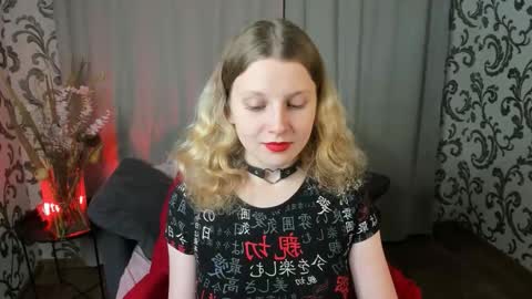 velvet_peach_ online show from 27, 11, 2025