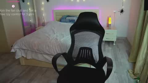 Snapshot of velvet_sin chatting on 21, 10, 2025 Mila online show from 21, 10, 2025