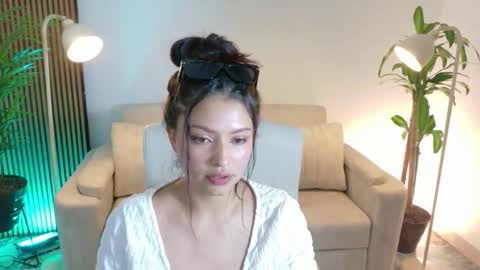 Snapshot of victoria___moon chatting on 5, 1, 2026 victoria online show from 5, 1, 2026