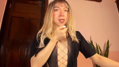 Snapshot of victoria_qq chatting on 1, 10, 2025 D A N I online show from 1, 10, 2025