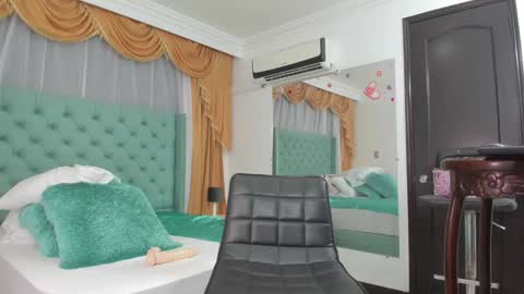Snapshot of victoria_sweets_ chatting on 1, 2, 2025 victoria_sweets_ online show from 1, 2, 2025