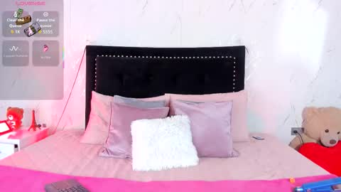 Snapshot of victoriasmithtv chatting on 11, 11, 2025 victoriasmithtv online show from 11, 11, 2025