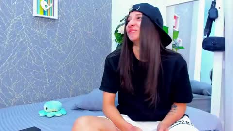 Snapshot of viictoriiasaenz chatting on 6, 6, 2026 viictoriiasaenz online show from 6, 6, 2026