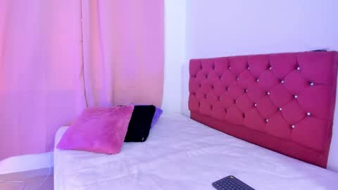 Snapshot of viiolett_lee_ chatting on 8, 5, 2026 Violet online show from 8, 5, 2026