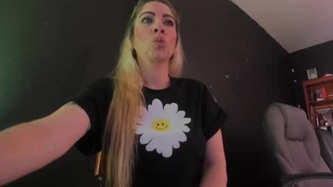 Snapshot of viktoria_davis_ chatting on 10, 3, 2025 Viktoria online show from 10, 3, 2025