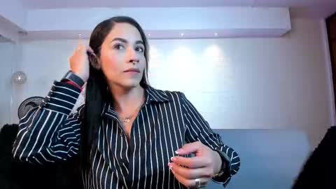 Snapshot of violeet_scott chatting on 19, 11, 2025 Violett Everyday From 0530 to 1430 Col Time online show from 19, 11, 2025