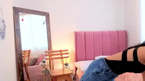 Snapshot of violet__15 chatting on 8, 5, 2026 violet__15 online show from 8, 5, 2026