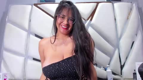 Snapshot of violeta_hard chatting on 5, 3, 2025 Valentina Hard online show from 5, 3, 2025