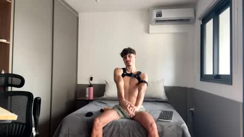 Snapshot of vitoraugustoxxx chatting on 4, 10, 2025 vitoraugustoxxx online show from 4, 10, 2025