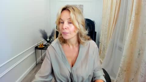 Snapshot of vivianlirei chatting on 19, 6, 2026 Sinti online show from 19, 6, 2026