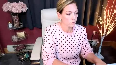 VivianLuxe online show from 1, 11, 2025