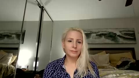 Snapshot of vivians_roses chatting on 2, 7, 2026 Vivians Roses online show from 2, 7, 2026