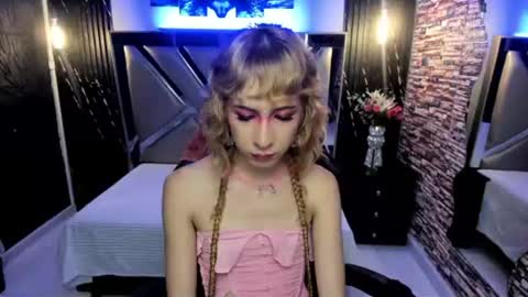Snapshot of vivienne_hadid chatting on 25, 6, 2026 vivienne hadid online show from 25, 6, 2026