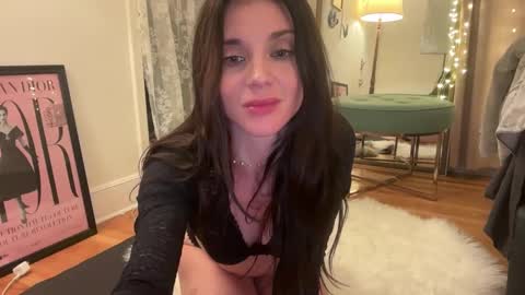 Snapshot of vivienne_rose chatting on 3, 2, 2026 Lillian Rose online show from 3, 2, 2026