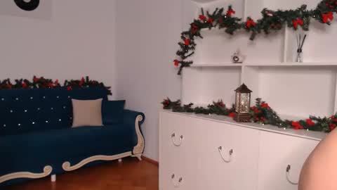 Snapshot of vivienneclement chatting on 4, 12, 2024 Vivienne online show from 4, 12, 2024
