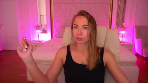 Snapshot of vixenmuse chatting on 2, 7, 2026 Ur Lady online show from 2, 7, 2026