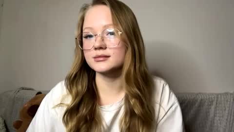 Snapshot of weicauley chatting on 27, 11, 2025 Elise online show from 27, 11, 2025