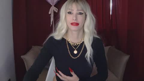 White Queen online show from 3, 2, 2025